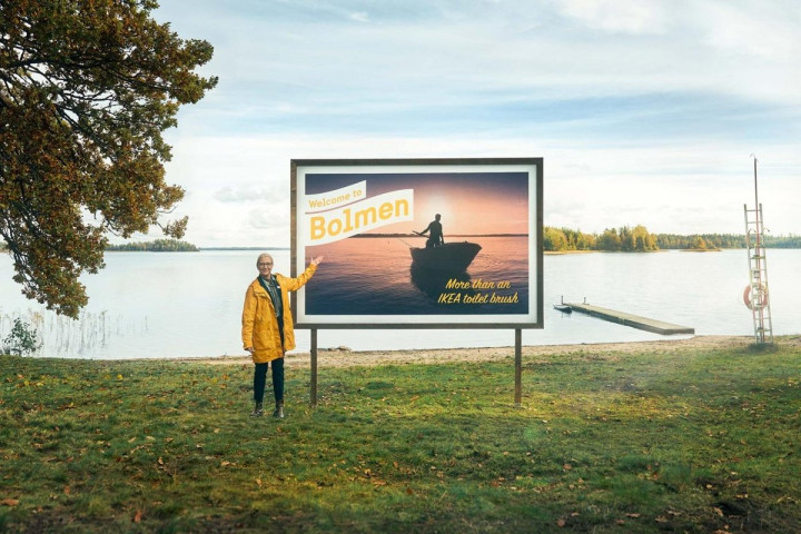 A plakát a tó partján – Fotó: Olle Kirchmeier / Visit Sweden