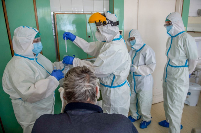 166 ember meghalt, 6884 új fertőzöttet találtak