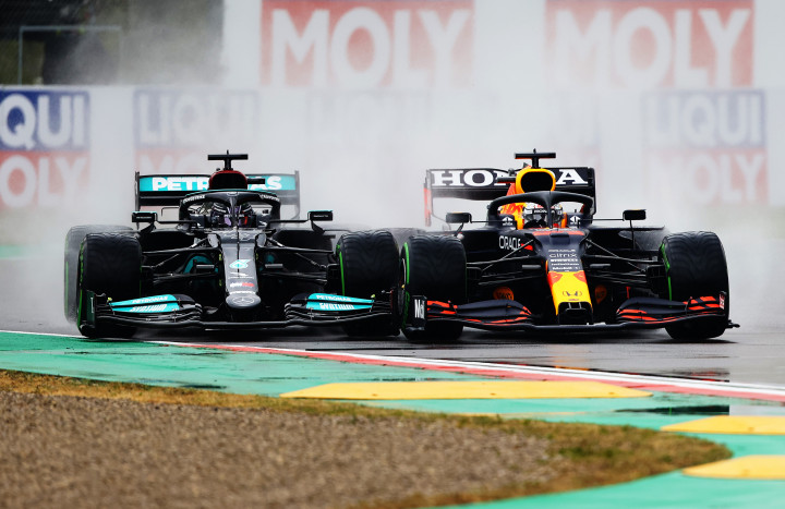 Lewis Hamilton és Max Verstappen kerék a kerék elleni csatája Imolában – Fotó: Bryn Lennon / Getty Images