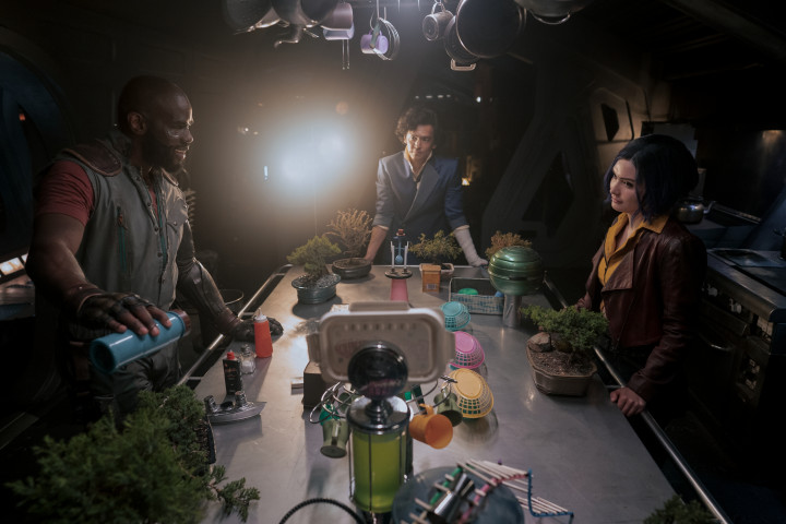 A Cowoy Bebop főszereplői, Mustafa Shakir, Jet Blackként, John Cho Spike Spiegelként és Daniella Pineda Faye Valentine-ként – Fotó: Geoffrey Short/Netflix
