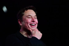 Elon Musk azzal viccelődött a Twitteren, hogy abbahagyja a munkát, és influenszer lesz
