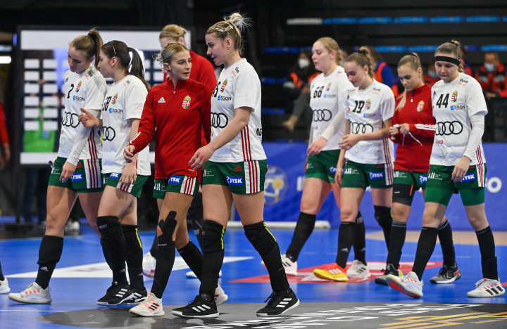A magyar csapat tagjai, miután 30-19-re kikaptak a spanyolországi női kézilabda-világbajnokság középdöntőjének első fordulójában Dánia ellen játszott mérkőzésen a granollersi sportcsarnokban 2021. december 8-án. – Fotó: MTI/Illyés Tibor
