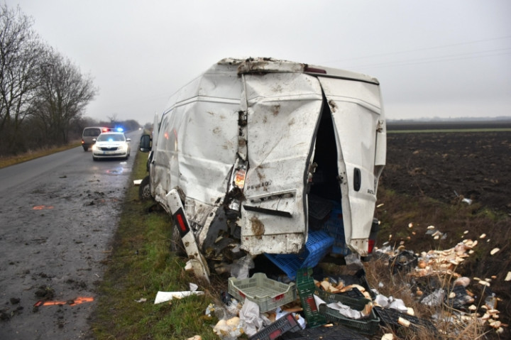 A második elrabolt autó, az összetört kenyérszállító – Forrás: Police.hu