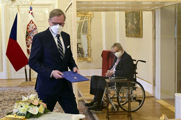 Az előtérben Petr Fiala kinevezett cseh miniszterelnök, a háttérben Miloš Zeman köztársasági elnök 2021. november 28-án – Fotó: Roman Vondrous / Pool / AFP