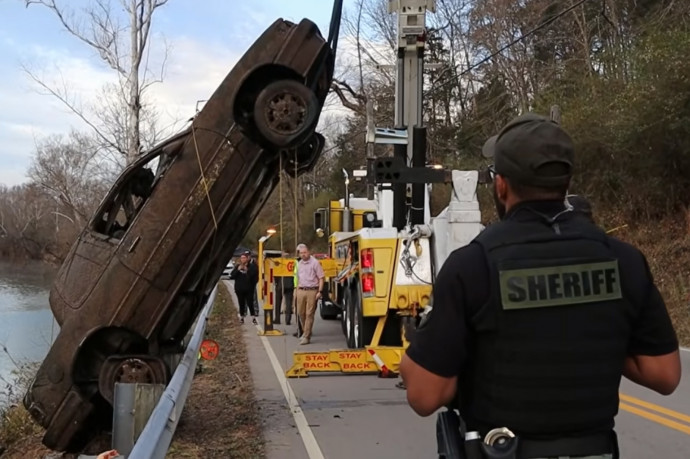 Egy csatornából került elő a 21 éve eltűnt diák pár autója Tennessee-ben