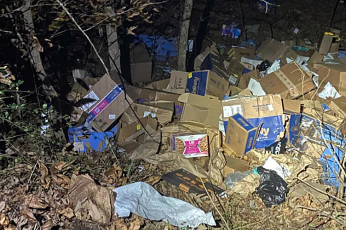 Több száz dobozt dobott ki az út mellett egy alabamai FedEx futár, mert nem akarta kiszállítani a csomagokat