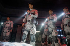 A Netflix új dél-koreai sorozatában egy elhagyatott holdbázison kell kavarni