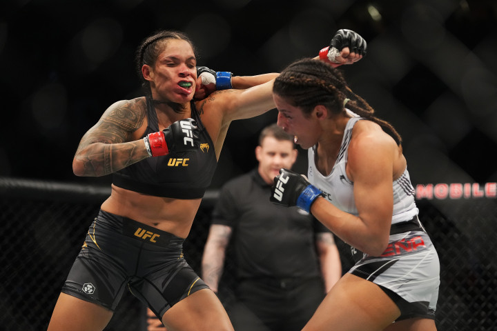 Julianna Peña átrendezi Amanda Nunes arcberendezését Fotó: Cooper Neill / Zuffa LLC via GettyImages