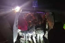 24 embert zsúfolt a kisteherautójába egy embercsempész