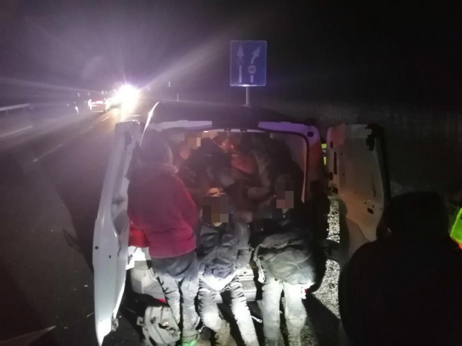 24-en ültek a csomagtartóban. Fotó: Police.hu