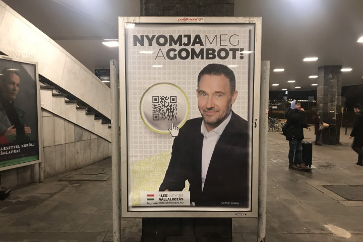 Gattyán György plakátja, ami feltűnt az ország több pontján is – fotó: Mizsur András / Telex