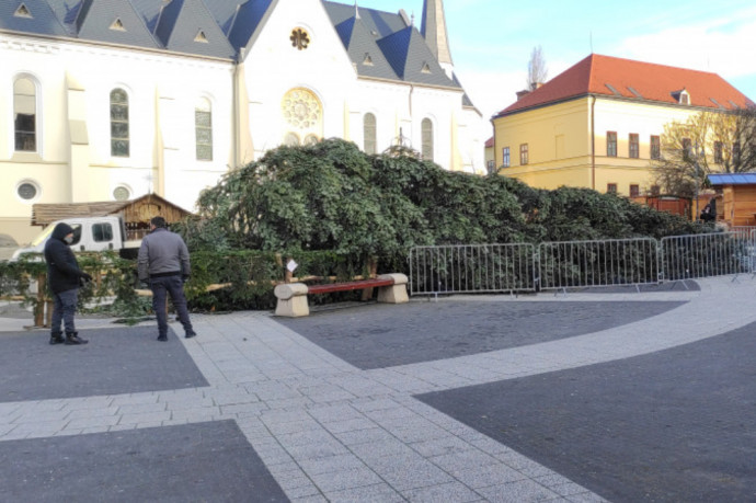 Sorra dönti ki a szél a vidéki városok karácsonyfáit