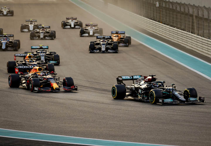 Lewis Hamilton a rajtnál megelőzte Max Verstappent – Fotó: ANP Sport / Contributor / Getty