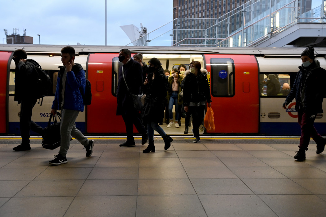 A tömegközlekedési eszközökön már november 30-a óta kötelező a maszkviselés – Fotó: Kate Green / Anadolu Agency via Getty Images