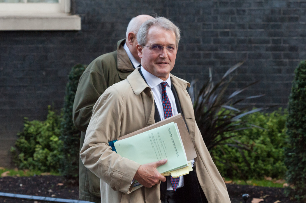 Az akkor még parlamenti képviselő Owen Paterson távozik a Downing Streetről egy Boris Johnsonnal folytatott megbeszélés után 2019. október 22-én – Fotó: Wiktor Szymanowicz / NurPhoto / NurPhoto via AFP