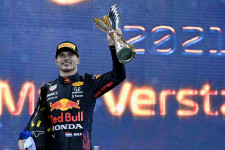 Utolsó körös előzéssel nyerte meg a világbajnokságot Max Verstappen