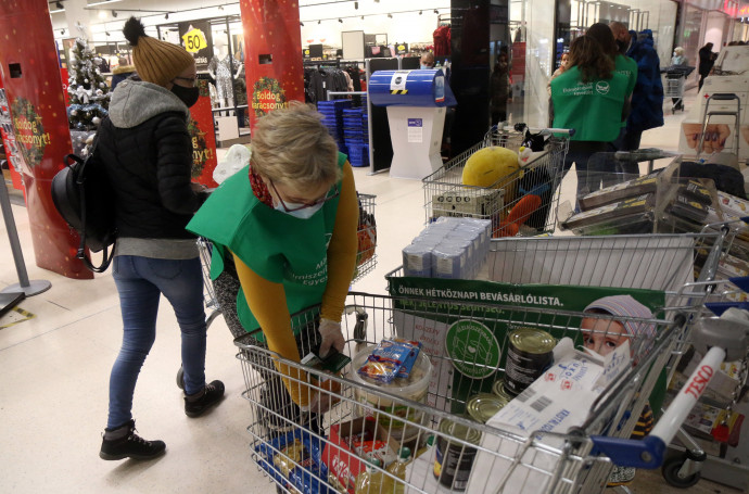 A Magyar Élelmiszerbank Egyesület önkéntese tartósélelmiszer-adományt pakol az egyik lánc áruházában Miskolcon 2020. november 27-én – Fotó: Vajda János / MTI