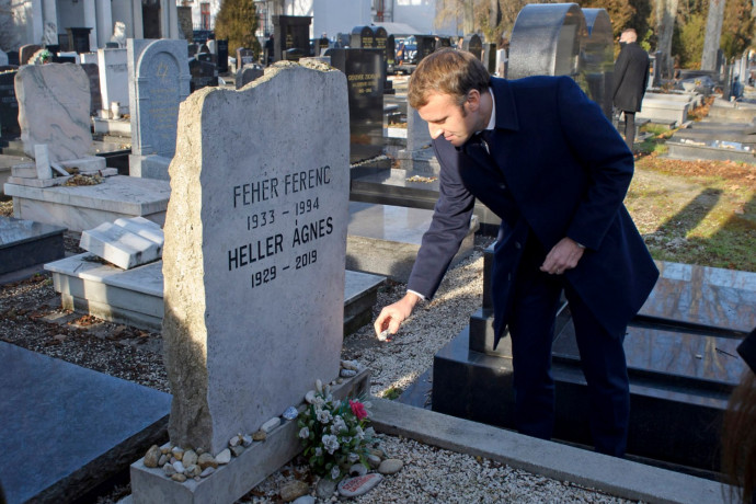 Heller Ágnes sírjánál kezdte a napot Macron Budapesten