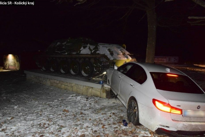 Szovjet páncélosba rohant egy szlovák BMW, ketten súlyosan megsérültek