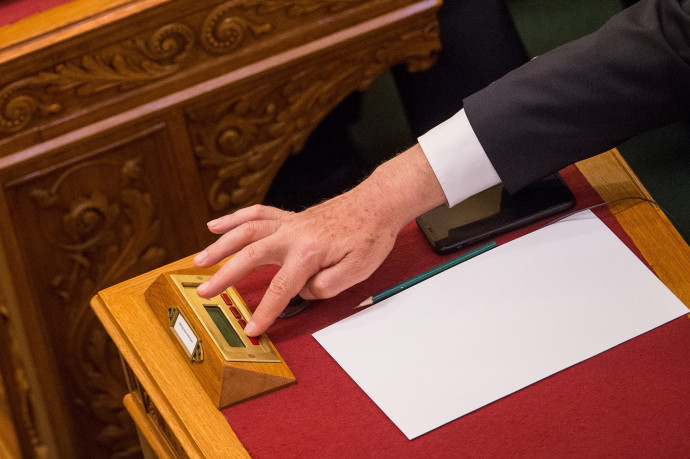 Felfüggesztették Völner Pál mentelmi jogát, önként jelentkezett a Központi Nyomozó Főügyészségen