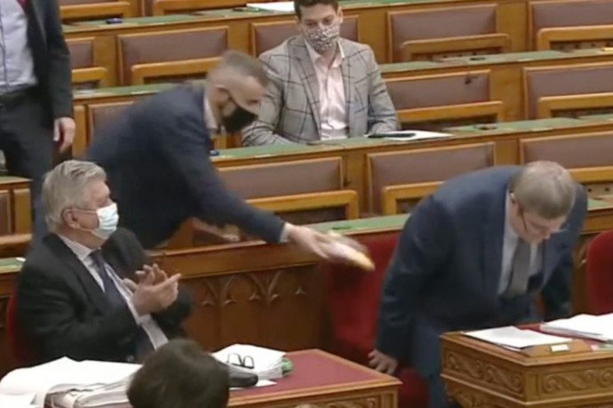 Tállai bohócot adott Jakabnak, de azt már kivágta a videójából, hogy Jakab visszadobta a feneke alá