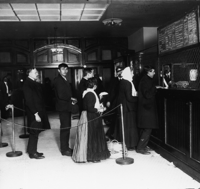 New York-iak arany és ezüst beváltásra várakoznak egy bankban Ellis Islanden – Fotó: FPG / Getty Images