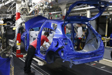 A Toyota 35 milliárd dolláros befektetéssel akarja utolérni a Teslát az elektromos autók fejlesztésében