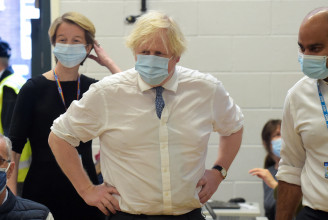 Közel százan szavaztak saját pártjából Boris Johnson egyik járványügyi szigorítása ellen