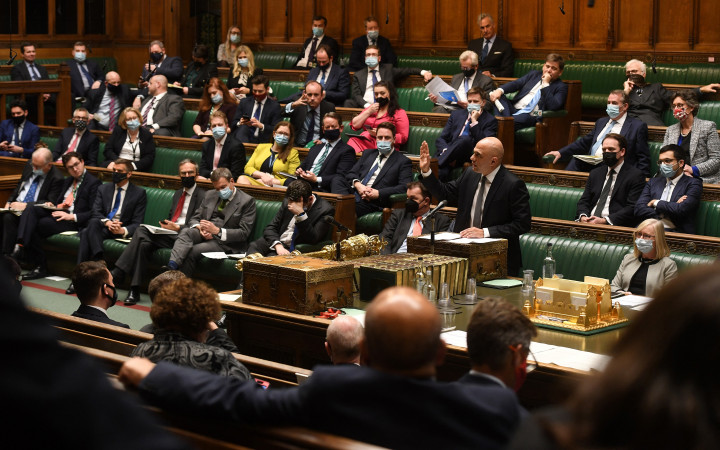 Sajid Javid egészségügyi miniszter az új járványügyi szigorításokról szóló szavazásokat megelőző alsóházi vita alatt 2021. december 14-én – Fotó: Jessica Taylor / UK Parliament / AFP