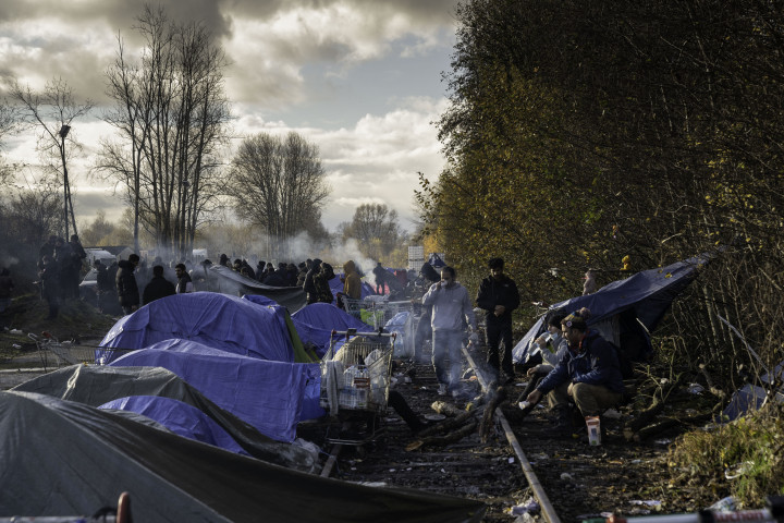 Menekültek sátrai egy régi vasúti vágány mentén az észak-franciaországi Dunkerque térségében, ahol körülbelül 800 ember várja, hogy átkelhessen az Egyesült Királyságba – Fotó: Geovien So / SOPA Images / LightRocket / Getty Images