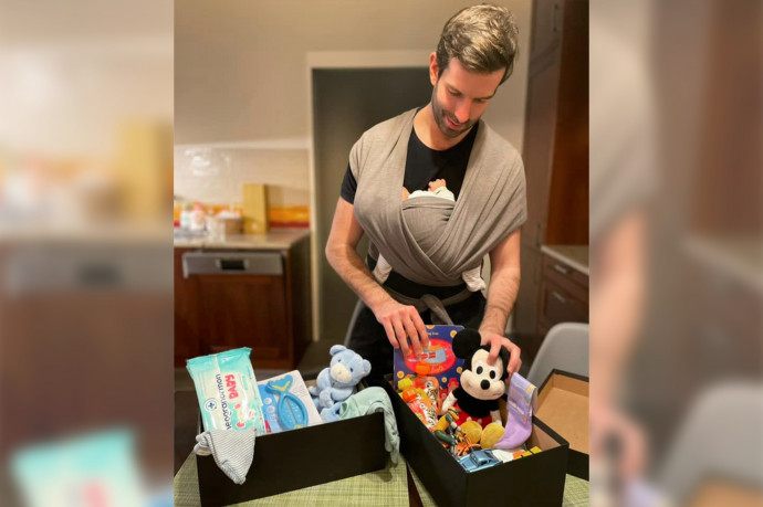 Az éles látású Rákay Philip posztolt egyet a csecsemőjét magára kötő Fekete-Győrről, aztán törölte