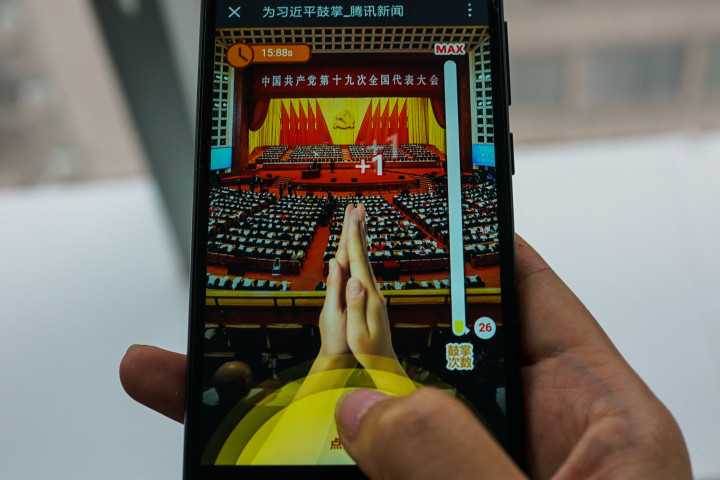 Tapsolj Hszi Csin-pingnek! című játék a WeChat közösségi médiás platformon, amely lehetővé teszi Kína több százmillió okostelefon-felhasználójának, hogy visszamenőleg megtapsolják Hszi Csin-ping elnök beszédét – Fotó: Chandan Kanna / AFP