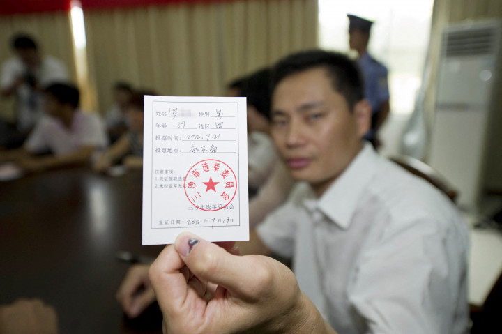 Egy választópolgár mutatja szavazólapját Jonghszing faluban, ahol új képviselőket választottak a helyi népi kongresszusba – Fotó: Luo Yunfei / Imaginechina / AFP