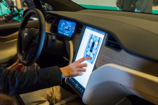Felfüggesztik a Tesla 3-as taxikat Párizsban egy halálos baleset miatt
