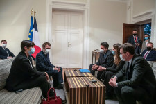 A protokollból világos, miért nem volt magyar zászló Macron és az ellenzék találkozóján a francia nagyköveti rezidencián