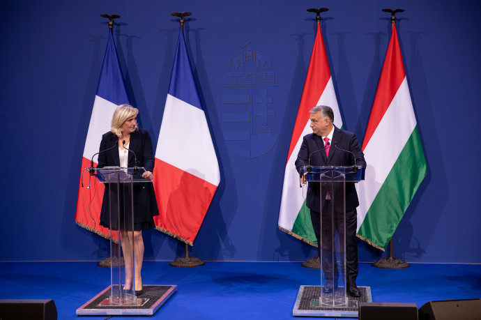 Marine Le Pen és Orbán Viktor találkozóját követő sajtótájékoztató, háttérben a francia és a magyar zászlóval – Fotó: Ajpek Orsi / Telex