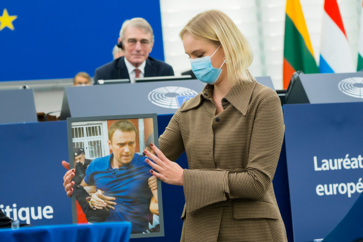Navalnaja az apja portréjával – Fotó: Daina Le Lardic / Európai Parlament