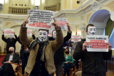 Anonymous-álarcos aktivisták kiabáltak a fővárosi közgyűlés ülésén