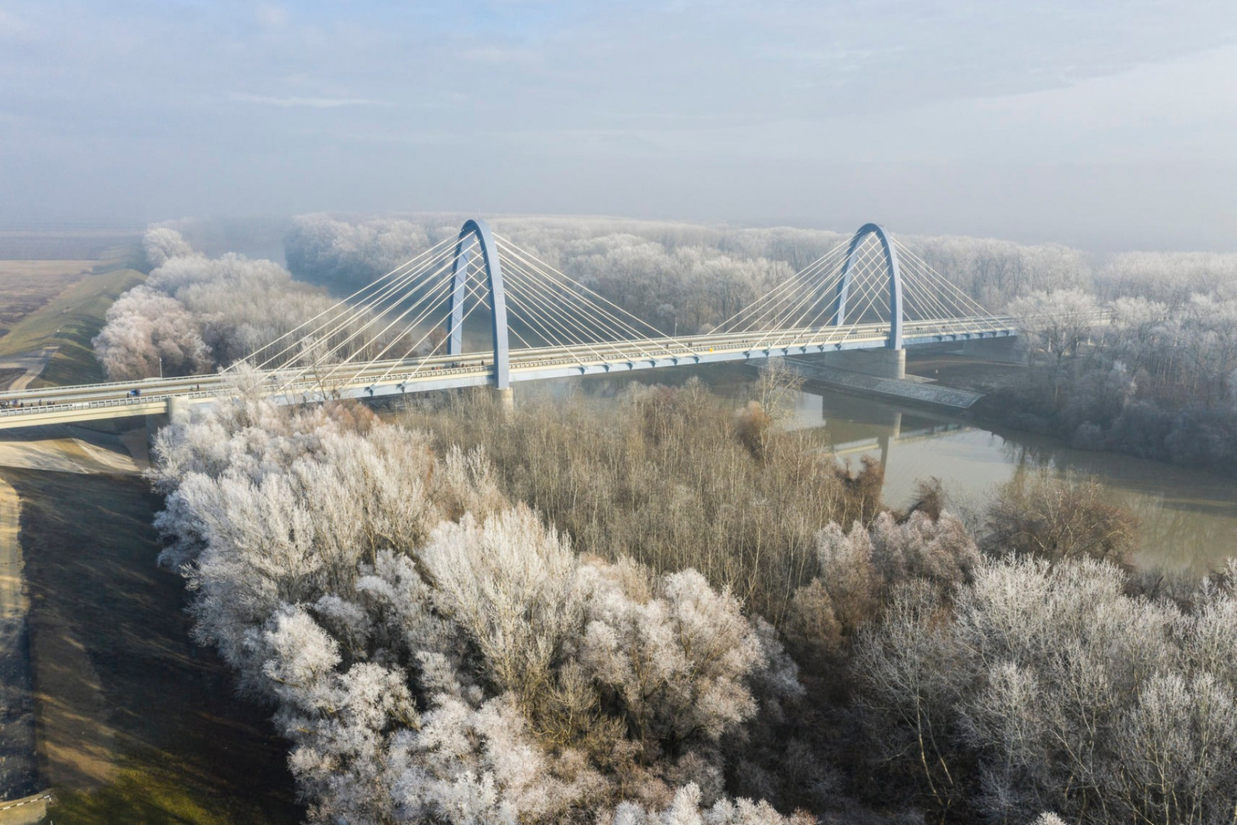 Új, ellipszis kapuzatú Tisza-híd épült Tiszaugnál