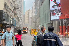 Kigyulladt a hongkongi World Trade Center, 350 tetőn rekedt embert is kimentettek a tűzoltók