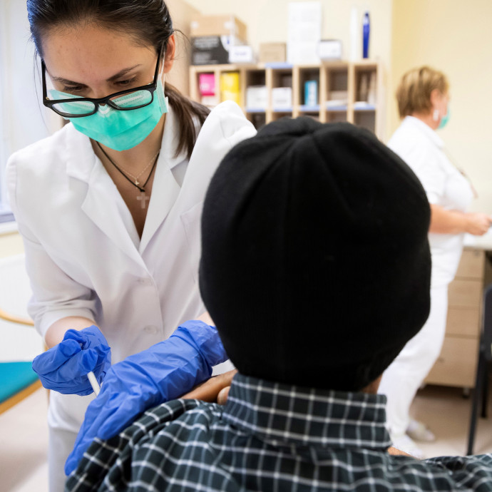 Lejárt a határidő, nem sok állami alkalmazott hagyta az utolsó pillanatra a kötelező oltást