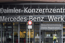 Több mint kétmillió forintnak megfelelő éves prémiumot kapnak a Mercedes németországi dolgozói