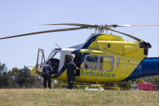 Öt gyerek meghalt, amikor a szél tízméteres magasságba repített egy ugrálóvárat Ausztráliában