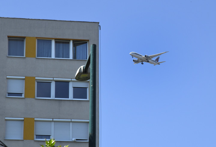 A Liszt Ferenc repüőtérre tartó, leszálló repülőgép a Füredi úti lakótelep felett 2020 augusztusában – Fotó: MTVA/Bizományosi: Róka László
