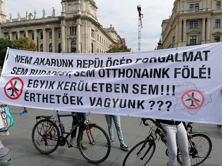 A Kulturált Légi Közlekedésért Egyesület molinója a budapesti klímasztrájk demonstrációján 2019 szeptemberében – Fotó: Kulturált Légi Közlekedésért Egyesület / Facebook