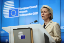 Von der Leyen: Főként az oltatlanok miatt túlterheltek az EU-tagok egészségügyi rendszerei