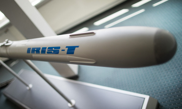 Egy IRIS-T rakéta modellje egy németországi sajtótájékoztatón – Fotó: Daniel Kermann / DPA / AFP