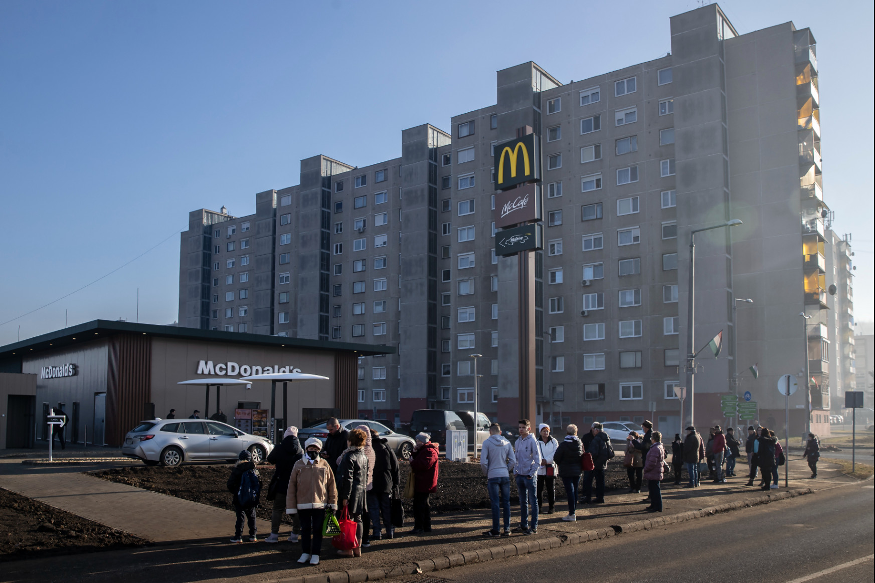 Sor várta Ózd első McDonald'sának megnyitását, a várost leszóló Bochkor Gábornak is üzentek a hamburgerező nagymamák