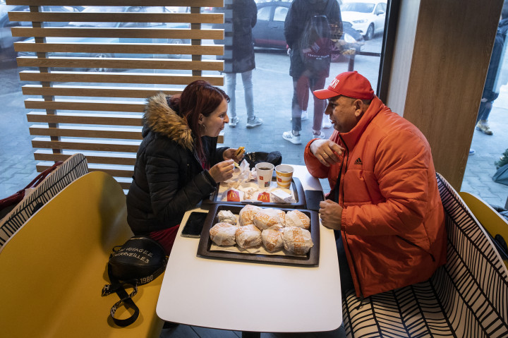 A nyitási akció miatt olcsóbb volt a sajtburger – Fotó: Huszti István / Telex