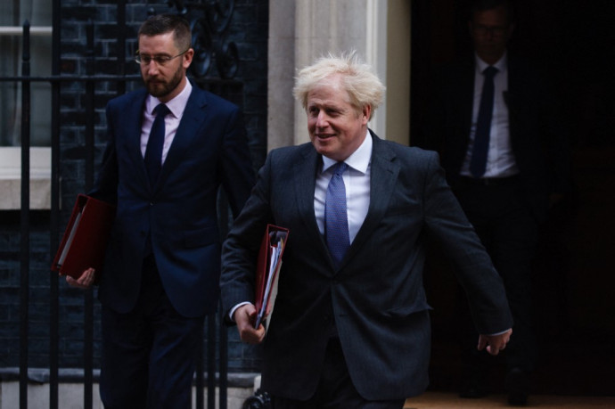 Lemondott vizsgálatvezetői feladatáról Boris Johnson kabinetfőnöke, miután kiderült, hogy ő is bulizott